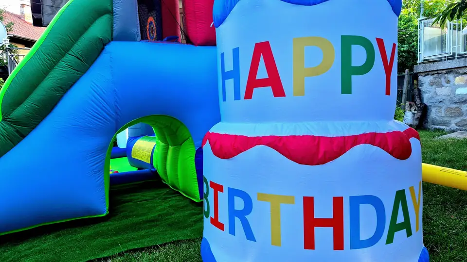 Голяма надуваема торта Happy Birthday до батута